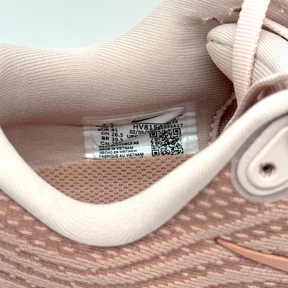 Nike Womens Vomero 18 Plus Particle Pink Shoes Sz 9.5 New Running HV8154-601 - Picture 2 of 10